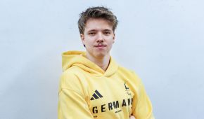 Portraitfoto von Jano Bußmann im Team D Paralympics Pullover