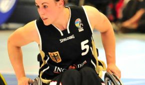 Johanna Welin im Rollstuhl in Aktion
