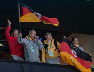 Friedhelm Julius Beucher mit Fahne und Tröte bei den Winterspielen in Mailand