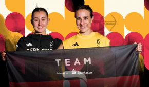Nele Moos und Irmgard Bensusan halten für Team Deutschland Paralympics die deutsche Fahne. Das Bild präsentiert von der Sparkasse.