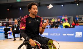 Rick Hellmann blickt auf den Federball und wirft ihn in die Luft