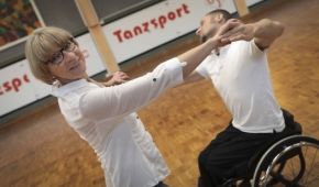 Jutta Schlochtermeyer tanzt gemeinsam mit einem Rollstuhlfahrer