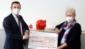 Regionalvorstand der Sparkasse Oliver Engelbertz und Vorsitzende der Stiftung Behindertensport Helene Hammelrath mit einer Spende über 2000 Euro