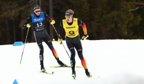 Theo und Jakob Bold beim Skifahren auf der Piste