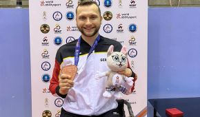 Rollstuhlfechter Maurice Schmidt mit seiner Bronzemedaille