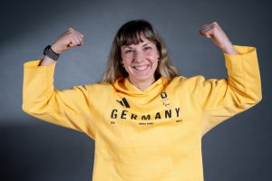 Kathrin Marchand beim Shooting im gelben Germany-Hoodie