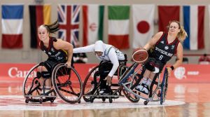 Lisa Bergenthal und Catharina Weiß im Einsatz um den Ball gegen ihre Gegnerin