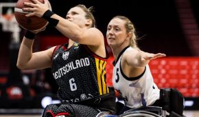 Catharina Weiß im Spiel gegen Großbritannien auf dem Weg zum Korb.