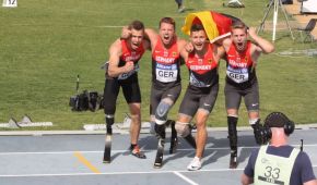 Die 4x100 Meter Staffel jubelnd nach ihrem EM-Sieg