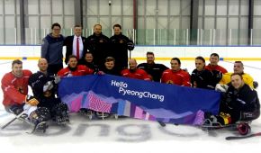 Die deutsche Para Eishockey-Nationalmannschaft mit einem "Hello PyeongChang" Banner