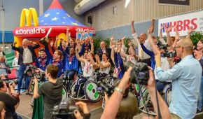 Die Pokalsieger vom RSV Lahn Dill feiern ihren Erfolg mit dem begehrten Pokal