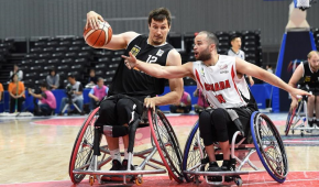 Center Alex Halouski im Duell mit Kanadas Nummer 14 Tyler Miller