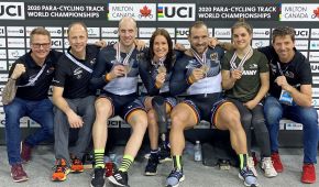 Die deutschen Medaillengewinner zeigen stolz ihre Medaillen gemeinsam mit dem Trainerteam