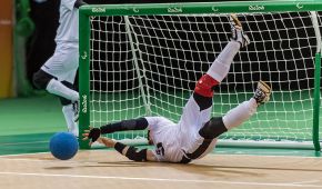 Ein Goalballspieler haelt einen Ball
