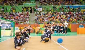 Deutschlands Goalballer bei einer Defensivaktion vor vollen Rängen