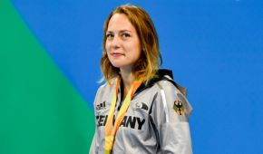 Maike Naomi Schwarz bei der Siegerehrung der Paralympics 2016 in Rio mit Silbermedaille um den Hals
