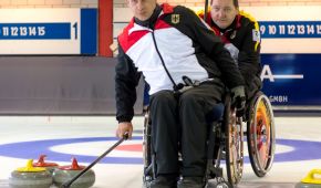 Christoph Gemmer und Martin Schlitt beim Rollstuhlcurling