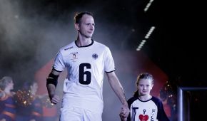Oliver Hörauf läuft in die Halle ein mit einem Kind an der Hand