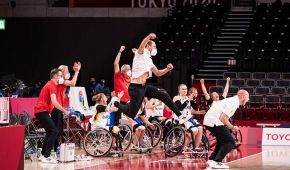 Die Rollstuhlbasketball Mannschaft Damen jubelt