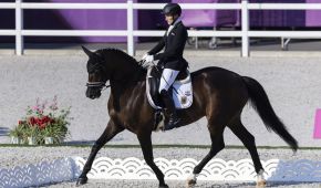 Heidemarie Dresing reitet auf ihrem Pferd bei den Paralympics 2021