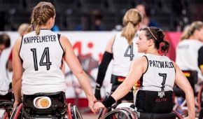 Lena Knippelmeyer und Anne Patzwald halten sich an der Hand