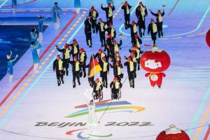 Das Team Deutschland Paralympics aus der Vogelperspektive beim Einlauf bei der Eröffnungsfeier in Peking 2022