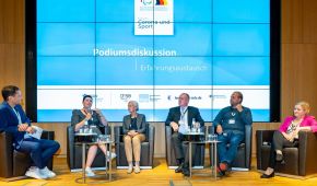 Gäste in einer Talkrunde beim Forum Corona und Sport