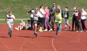 Drei Jungs beim Sprint auf der Tartanbahn