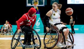 Mareike Miller im Zweikampf mit einer algerischen Spielerin
