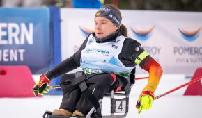 Anja Wicker sitzt auf ihrem Ski