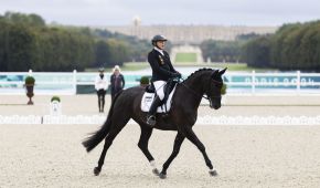 Heidemarie Dresing reitet auf Dooloop vor dem Schloss Versailles