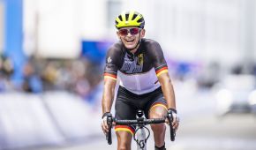 Michael Teuber bei der Zieleinfahrt vom Straßenrennen bei den Paralympics 2024