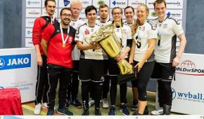 Die Spieler von  SSG Blista Marburg halten den Ligapokal in der Hand
