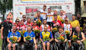Gruppenbild bei den deutschen Meisterschaften im Para Radsport mit zahlreichen Medaillengewinner*innen