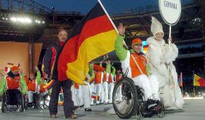 Martin Braxenthaler trägt bei der Eröffnungsfeier in Turin die deutsche Fahne ins Stadion