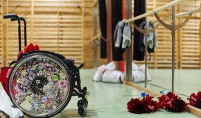 Leerer Rollstuhl in einer Sporthalle