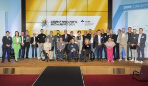 Abschlussfoto des GPMA 2024 mit allen Nominierten, Preisträgerinnen und Preisträgern sowie den Laudatoren und Moderatorin Ninia LaGrande