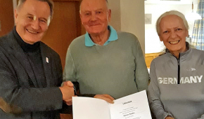Werner Nauber bekommt von Friedhelm Julius Beucher und Dr. Vera Jaron eine Urkunde überreicht