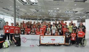 Gruppenfoto des Paralympischen Jugendlagers am Frankfurter Flughafen