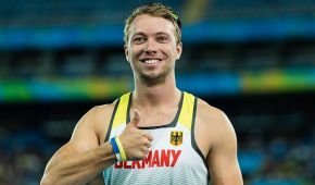 David Behre reckt den Daumen in die Höhe: Europarekord im 100-Meter-Vorlauf