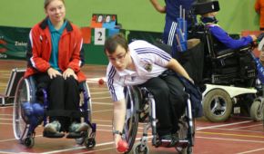 Ein Junge beim Boccia spielen