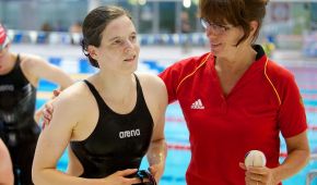 Daniela Schulte mit Bundestrainerin Ute Schinkitz nach dem Weltrekord, erschöpft aber glücklich.