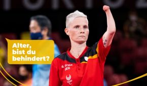 Para Tischtennis-Spielerin Steffi Grebe jubelt. Dazu gibt es zwei Sprechblasen, einmal mit der Frage "Alter, bist du behindert?" und unten die Antwort " Ja - und bei dem Paralympics ab 28. August bitte ich meine Gegnerinnen zu Tisch"
