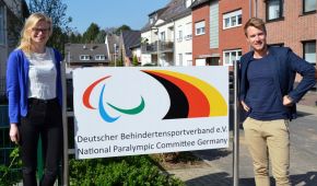 Winnie Timans und Lukas Niedenzu vor dem Schild des DBS