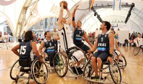 Deutschlands Rollstuhlbasketballer beim Tag ohne Grenzen in Hamburg.
