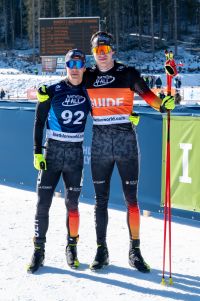 Nico Messinger und Guide Robin Wunderle Arm in Arm nach dem Rennen