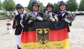 Die deutschen Reiterinnen jubeln mit der deutschen Fahne
