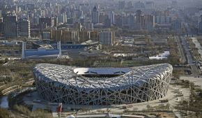 Luftbild von Peking, im Vordergrund ist das nationale Stadion zu sehen
