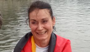 Sylvia Pille-Steppat trägt die Deutschland-Fahne um die Schultern und freut sich im Ruderboot