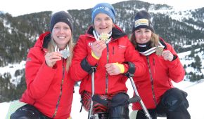 Andrea Rothfuss, Anna-Lena Forster und Anna-Maria Rieder mit ihren Medaillen
